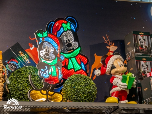 Décorations Disney de Noël lumineuses avec personnages sur étagère.
